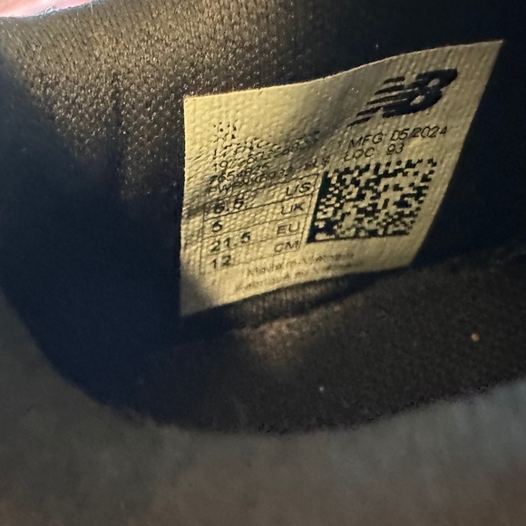 New Balance Kids Sneakers in Black and Purple - Picture 12 of 13